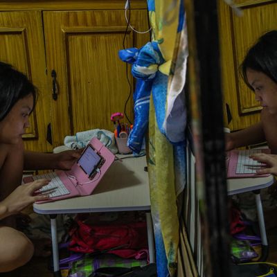 L’étudiante Maria Conception Relloma prenant des cours en ligne avec son portable à Manille dans les Philippines le 5 octobre 2020.