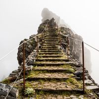 Trail dans la région montagneuse de Pico do Arieiro, à Madère, au Portugal
