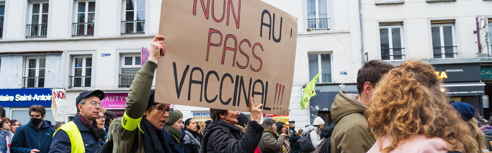 Manifestation des anti-vaccins (antivax) et anti-pass (antipass) a l'appel des Gilets Jaunes à Paris. 22 janvier 2022.