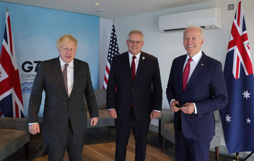 Les dirigeants Johnson, Biden et Morrison se rencontrent lors du G7 en Cornouailles, le 12 juin 2021