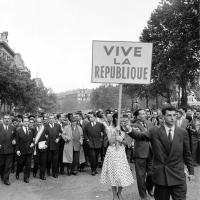 Manifestation à Paris du 28 mai 1958 en opposition à l'investiture par l'Assemblée Nationale du général de Gaulle dans un contexte insurrectionnel.