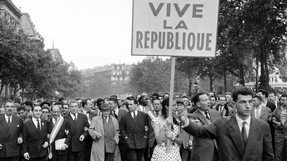 Manifestation à Paris du 28 mai 1958 en opposition à l'investiture par l'Assemblée Nationale du général de Gaulle dans un contexte insurrectionnel. ©AFP - INTERCONTINENTALE / AFP