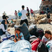 Une demandeuse d’asile afghane et ses enfants © UNHCR, Achilleas Zavallis