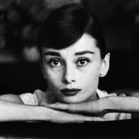 Portrait de l'actrice Audrey Hepburn (1929 - 1993) en 1955.