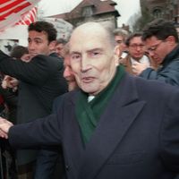 19/11/1994, le président Mitterrand prend un bain de foule à son arrivée à Liévin (Pas-de-Calais)