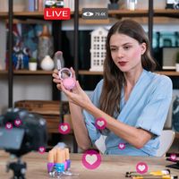 Une jeune femme se maquille en direct sur les réseaux sociaux.