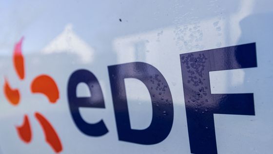 Le logo d'EDF dans la ville de Flamanville dans le nord-ouest de la France, le 18 janvier 2022 ©AFP - SAMEER AL-DOUMY / AFP