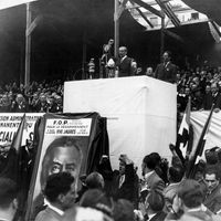 Léon Blum lors de la manifestation des partisans du Front populaire à Paris le 14 juillet 1936