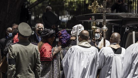 Des membres de la famille de l'icône sud-africaine anti-apartheid, l'archevêque Desmond Tutu devant la cathédrale Saint-Georges du Cap le 1er janvier 2022 ©AFP - MARCO LONGARI / AFP