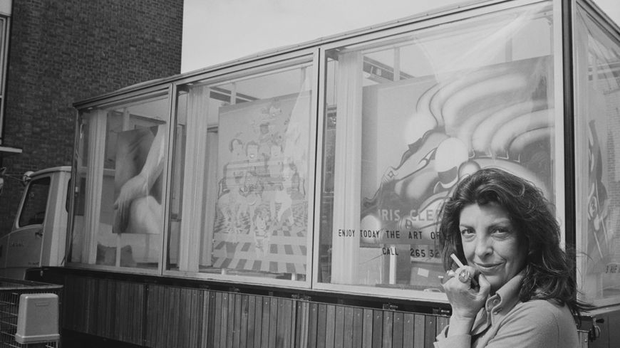 Iris Clert devant son Stradart présenté à l’occasion de la Southwark Summer Fair, Bankside, Londres, 12 juin 1973