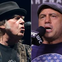 Photomontage: Neil Young en concert en 2018 et le podcasteur Joe Rogan en décembre 2021
