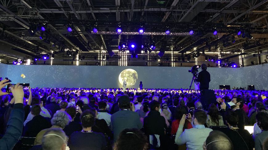 3500 personnes réunies avec masques FFP2 obligatoire sur le nez pour le meeting "immersif" de Jean-Luc Mélenchon