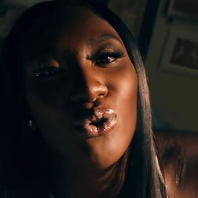 Aya Nakamura : capture écran du clip "Doudou"