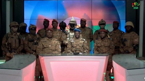 La junte au Burkina Faso confirme le coup d'État à la télévision nationale. ©AFP - STRINGER / ANADOLU AGENCY / Anadolu Agency via AFP