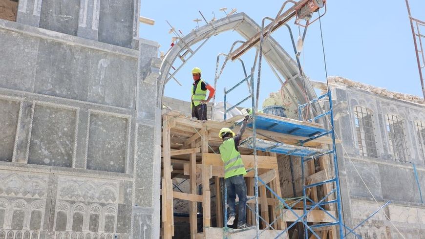 A Mossoul en Irak, la fondation ALIPH accompagne la rénovation de la maison Tutunji datant du début du XIXe siècle, utilisée par le groupe Etat islamique comme fabrique d'explosifs et fortement endommagée, avant la libération de la ville en 2017.