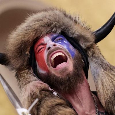 Jake Angeli alias le "QAnon shaman", le 6 janvier 2021, est aujourd'hui incarcéré. Il a été condamné en novembre 2021.