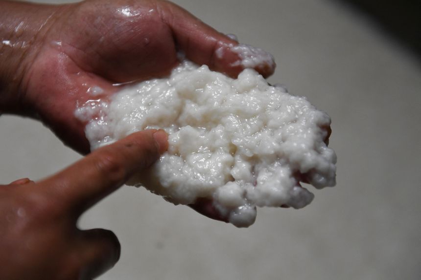 La pâte à papier composée à 98% d'eau doit être séchée, un processus partiulièrement énergivore.