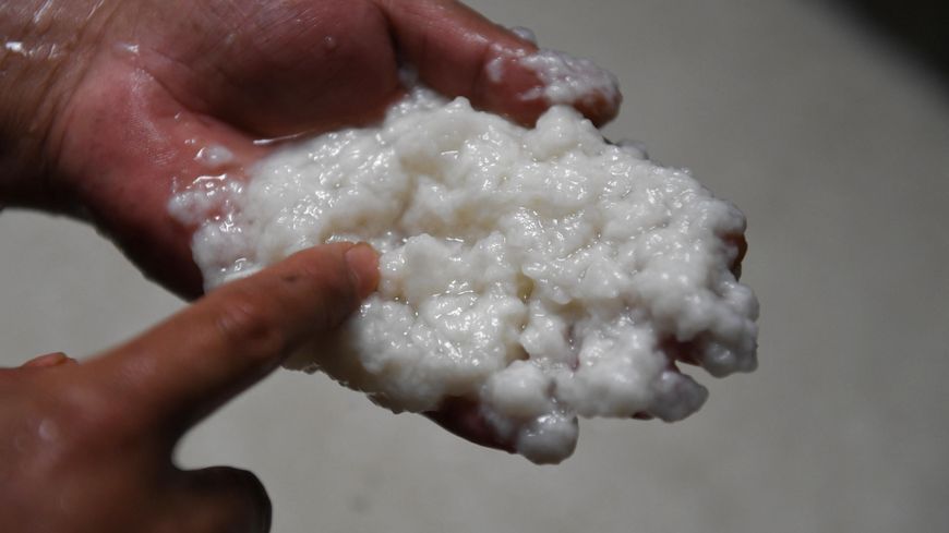 La pâte à papier composée à 98% d'eau doit être séchée, un processus partiulièrement énergivore.