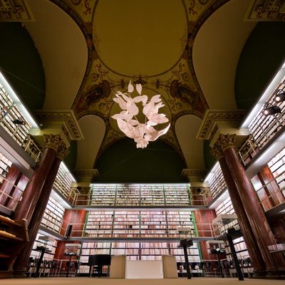 La Bibliotheca Augusta, Wolfenbüttel, 2019, Basse-Saxe: Leibniz en fit l’égale de la Bibliothèque impériale. Au centre, 'Wolf's Milk' par l'artiste Odine Lang