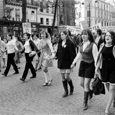 Des femmes défilent le 1er mai 1968 lors de la manifestation de la Fête du travail à Paris. Les années 70 s'accompagnent de la prise de conscience du machisme.