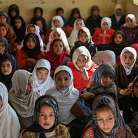 Jeunes filles dans une école du village d’Arzo en Afghanistan, le 16 novembre 2021.