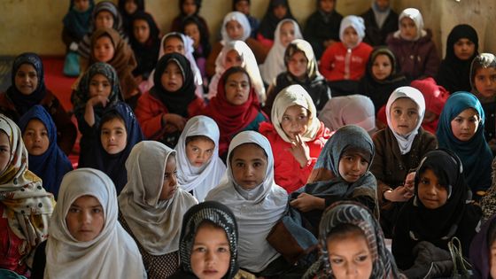 Jeunes filles dans une école du village d’Arzo en Afghanistan, le 16 novembre 2021. ©AFP - Hector RETAMAL