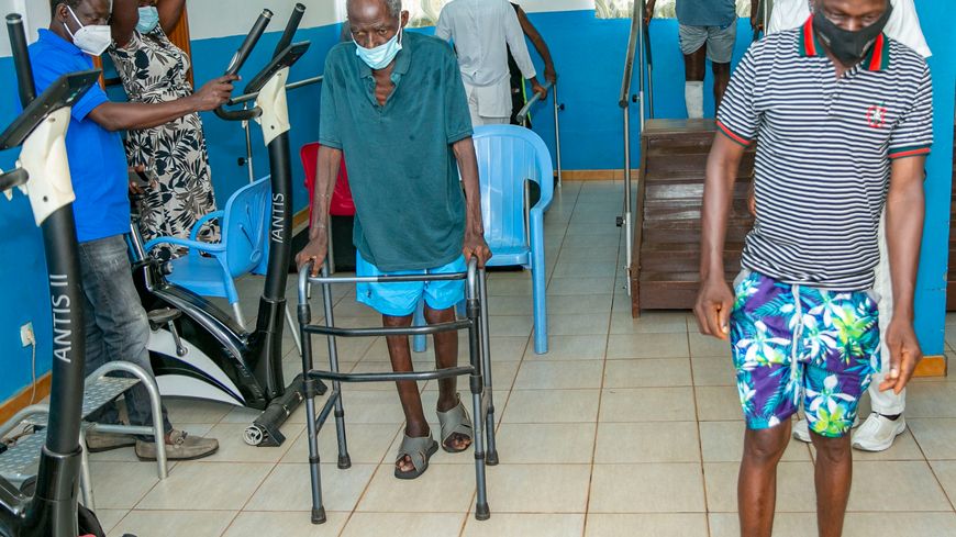 Dameneko, âgé de 75 ans, lors d'une séance de rééducation à l'unité médico-chirurgicale de l'hôpital de Divo, Côte d'ivoire.
