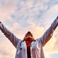 Une femme médecin crie victoire