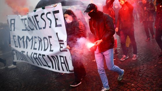 Des manifestants, lors d'une manifestation contre le laissez-passer sanitaire et les vaccins Covid-19, place du Carrousel à Paris, le 8 janvier 2022. ©AFP - Christophe Archambault
