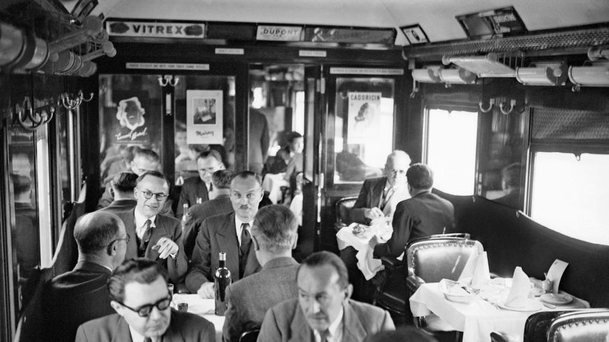 Wagon restaurant lors de l’inauguration de l’Orient Express à Paris en 1946. Le premier itinéraire reliait Strasbourg, Vienne, Budapest et Bucarest.
