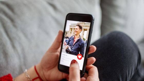 Jeune femme consultant un site de recontre ©Getty - Luis Alvarez