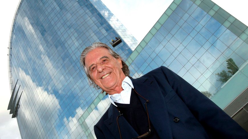 L'architecte Ricardo Bofill à Barcelone en 2009, devant le W Hôtel Barcelona qu'il avait dessiné