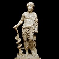 Statue en marbre d'Asclépios, ancien dieu grec de la médecine et de la guérison, trouvé au
