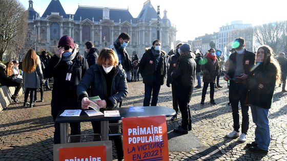 Personnes rassemblées sur la place de la République à Lille le 15 janvier 2022 pour promouvoir le pr ©AFP - FRANCOIS LO PRESTI