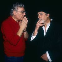 Le metteur en scène Roger Planchon avec Michel Serrault (dans le rôle d'Harpagon), durant une répétition de "L'Avare" de Molière. Théâtre Mogador, 1986.