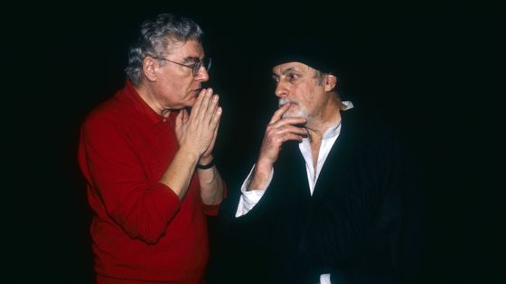 Le metteur en scène Roger Planchon avec Michel Serrault (dans le rôle d'Harpagon), durant une répétition de "L'Avare" de Molière. Théâtre Mogador, 1986. ©Getty - Photo de THIERRY ORBAN/Sygma via Getty Images