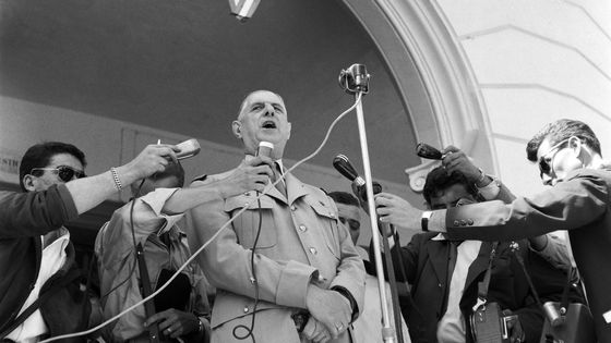 Charles de Gaulle, président du conseil, donne un discours le 2 juillet 1958 en Kabylie, Algérie. ©AFP - afp