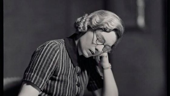 Dame Elizabeth Maconchy (Dame Elizabeth LeFanu) en 1938 - Photographie de Howard Coster