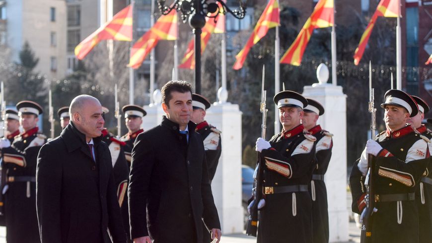 Le Premier ministre macédonien Dimitar Kovacevski (à gauche) reçoit son homologue bulgare Kiril Petkov à Skopje le 18 janvier 2022.