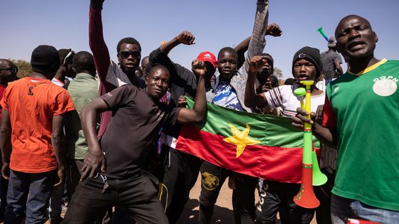 Des burkinabés rassemblés sur la place la Nation à Ouagadougou pour soutenir le coup d'Etat du 24/01 ©AFP - OLYMPIA DE MAISMONT