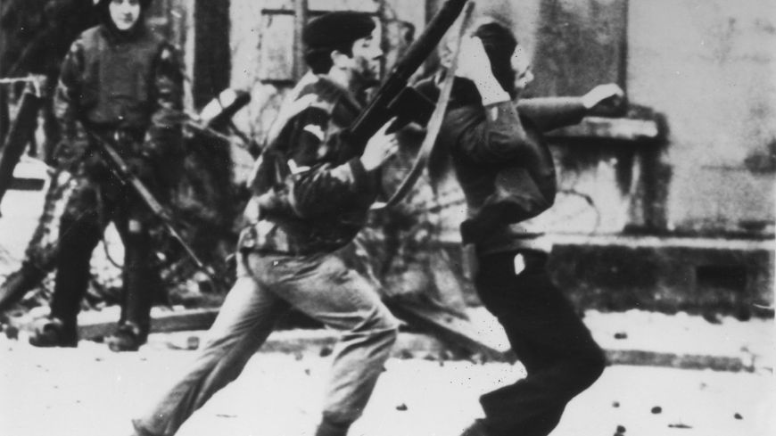 Un paramilitaire attaque un manifestant le 30 janvier 1972 à Londonderry