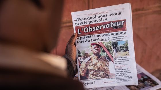 Un journal avec la photo de Paul-Henri Sandaogo Damiba, à Ouagadougou le 25 janvier 2022 ©AFP - OLYMPIA DE MAISMONT / AFP