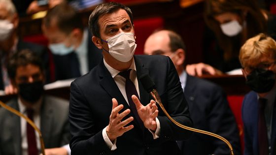 Le ministre de la Santé Olivier Véran à l'Assemblée ce mardi 4 janvier 2022 ©AFP - CHRISTOPHE ARCHAMBAULT