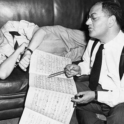 Été 1943 : Jerome Kern & Ira Gershwin, préparent des numéros musicaux, pour la comédie musicale "Cover Girl"
