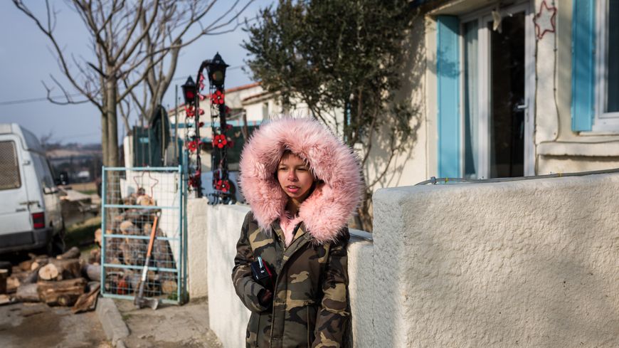 Maeva, 13 ans, en face de chez elle à la Cité. A la main, son enceinte sur laquelle elle écoute Kendji Girac, chanteur pop gitan (2018)
