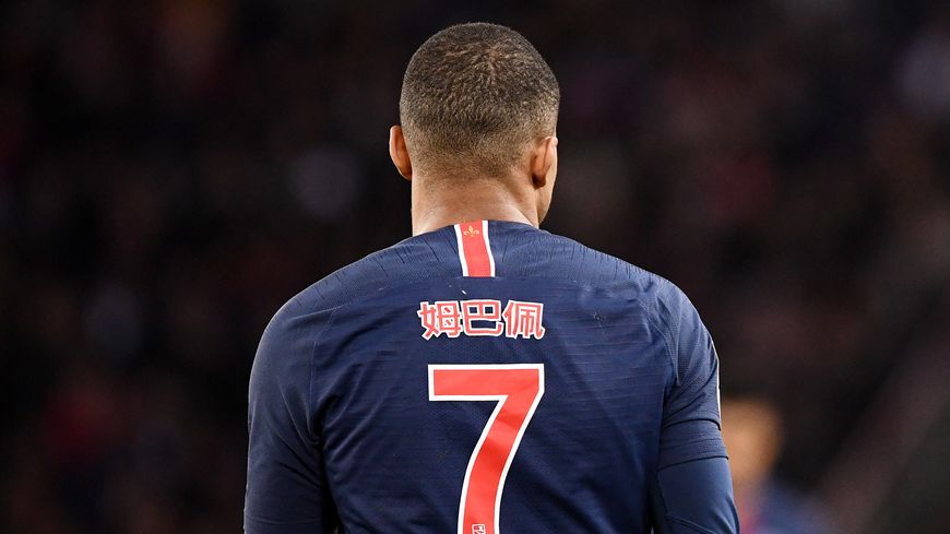 Kylian MBappe arborant un maillot en mandarin pour célébrer le Nouvel An Chinois lors d’un match PSG contre le FC Girondins à Paris le 9 février 2019.