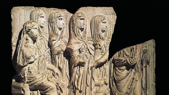 Relief représentant la déesse Vesta, déesse du feu et du foyer et quatre vestales, au Ier siècle. ©Getty - DEA / A. DAGLI ORTI / Contributeur