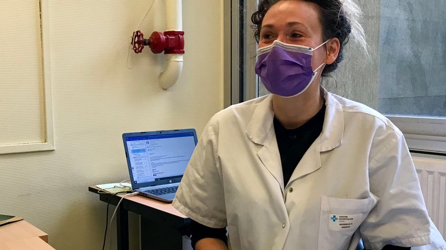 Caroline Brémaud, cheffe du service des urgences de l'hôpital de Laval, est en grève depuis le 9 octobre pour alerter sur la situation du centre hospitalier.
