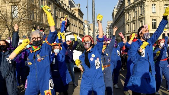 Des manifestantes réclament plus de droits pour les femmes le 8 mars 2021 à Paris. ©AFP - Bertrand GUAY / AFP
