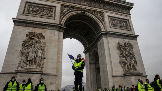 Un manifestant Gilet Jaune devant l'Arc de Triomphe en décembre 2018 ©AFP - GEOFFROY VAN DER HASSELT - AFP